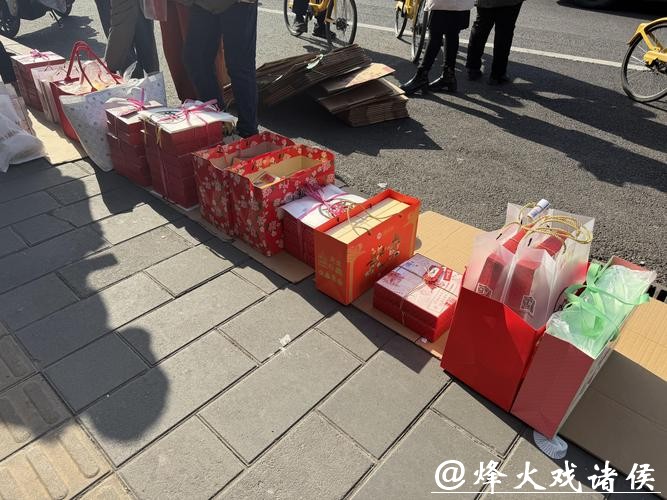 稻香村“骏马踏福”新品热销，市民排长队选购“福气点心”